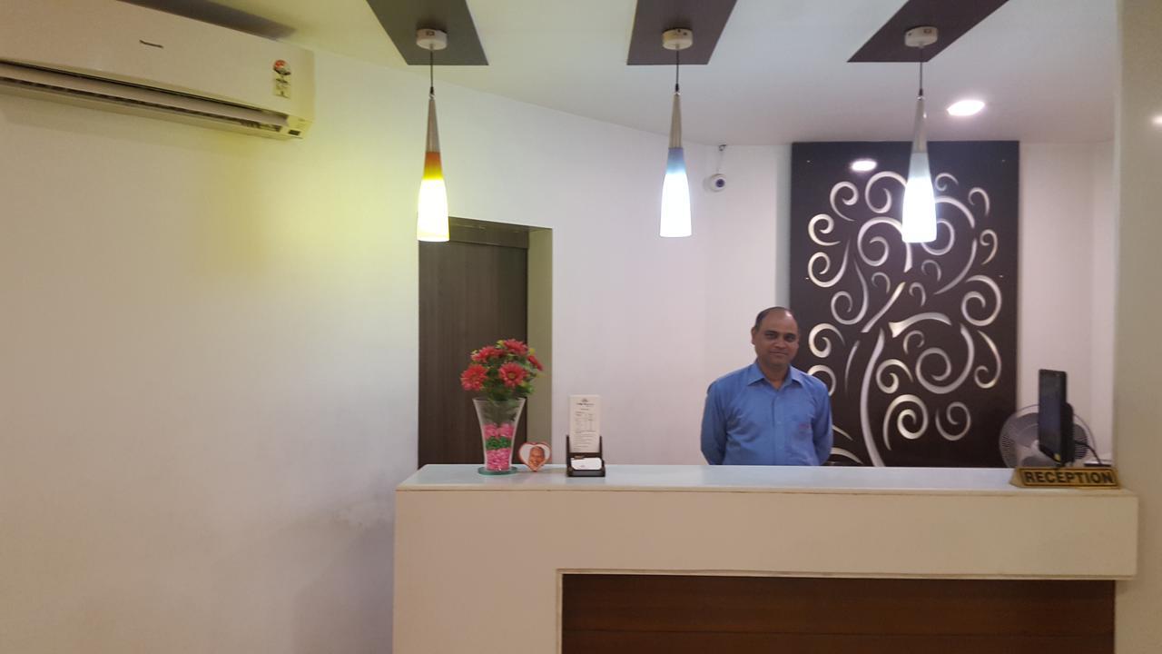 P M Regency Hotel Vadodara Exterior foto