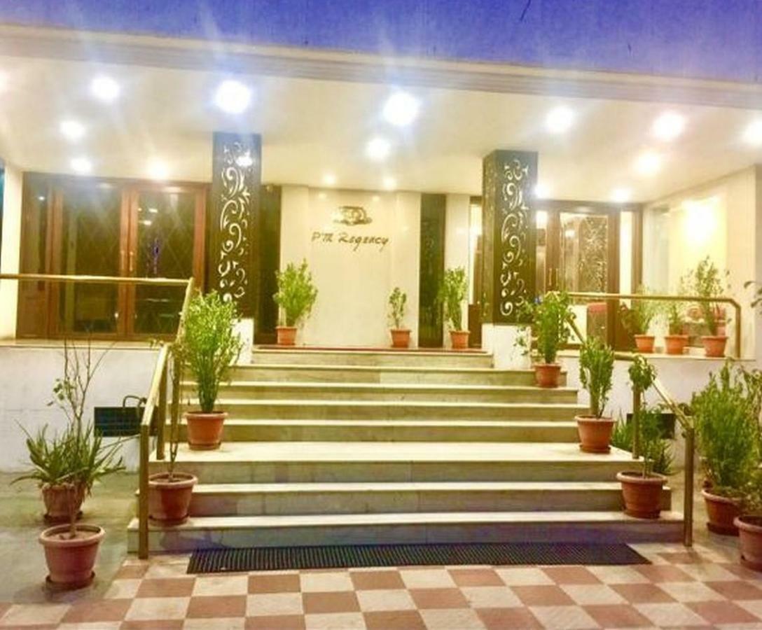 P M Regency Hotel Vadodara Exterior foto
